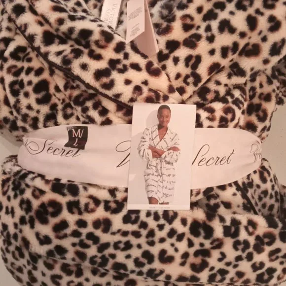 NWT🎁Victoria's Secret Plush Cozy Robe,Shawl Collar,Tie Waist, Pockets - Picture 3 of 15